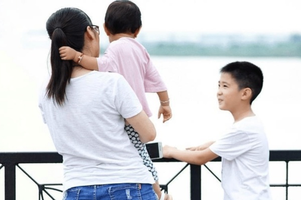 Khuyến Khích Trẻ Chia Sẻ Cảm Xúc